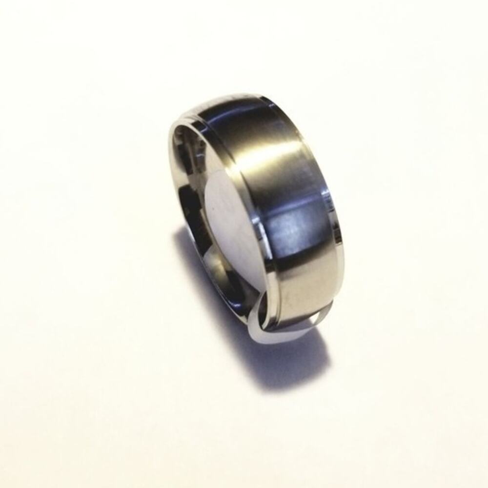 New stainless steel silver tone ring size 8‎